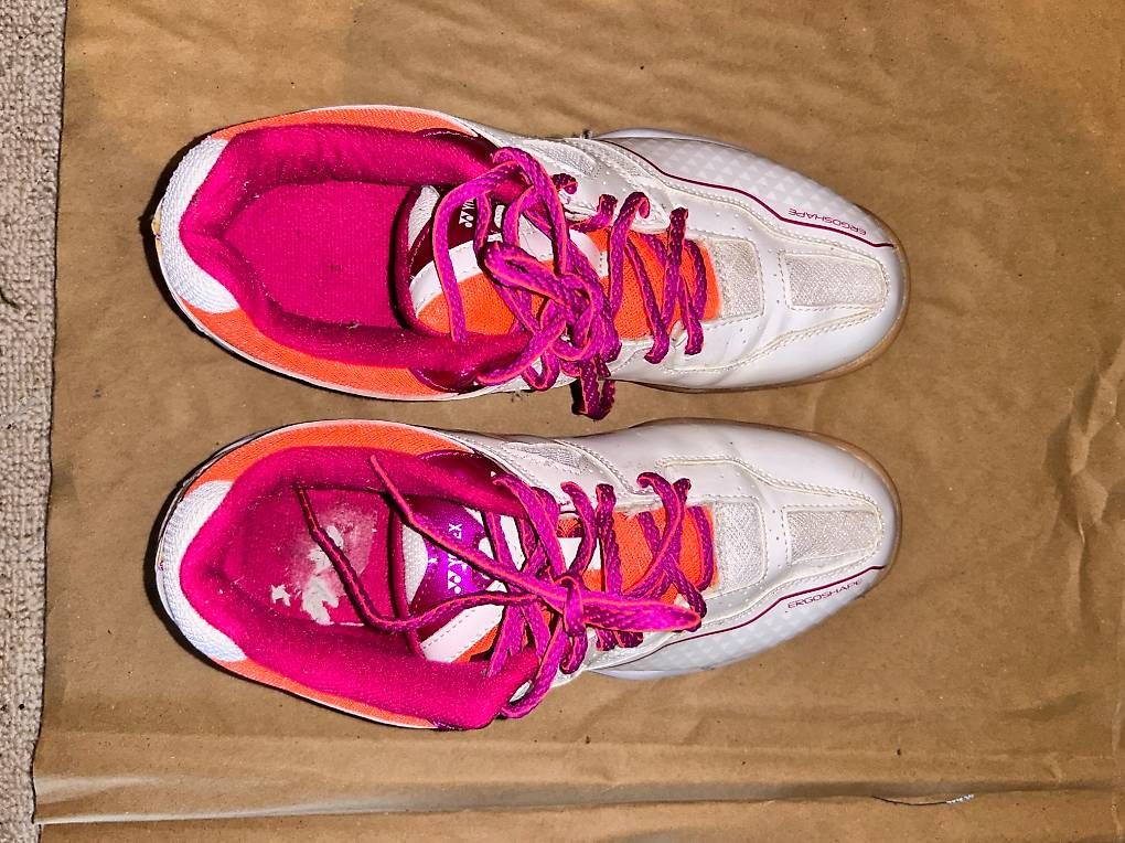 Chaussures filles: Yonex Hallenschuhe pink – D'occasion à Birsfelden par jos_rc6t