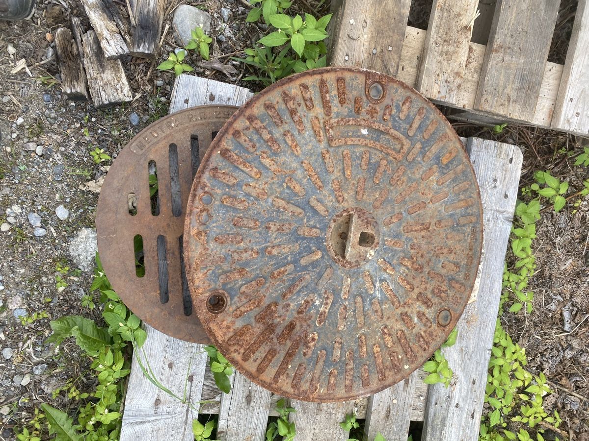 Autres matériaux de construction: Schachtdeckel – D'occasion à Menzingen par Edelmuni7