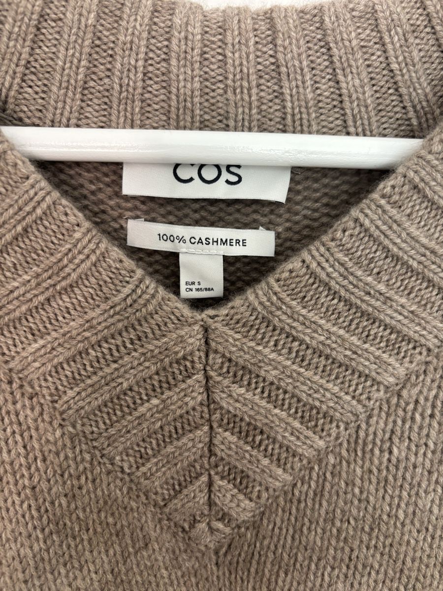 Cos Maglioni & Felpe: COS Kaschmir Pullover mit V-Ausschnitt, Grösse M, Beige – Usato da Küsnacht ZH venduto da jes_j5zx 1