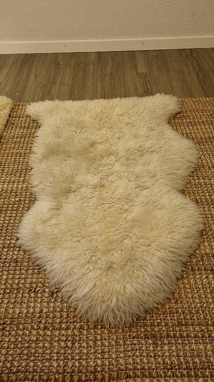 Teppiche: Weißer Schaffellteppich von IKEA – Gebraucht aus Zug von ram_n27t