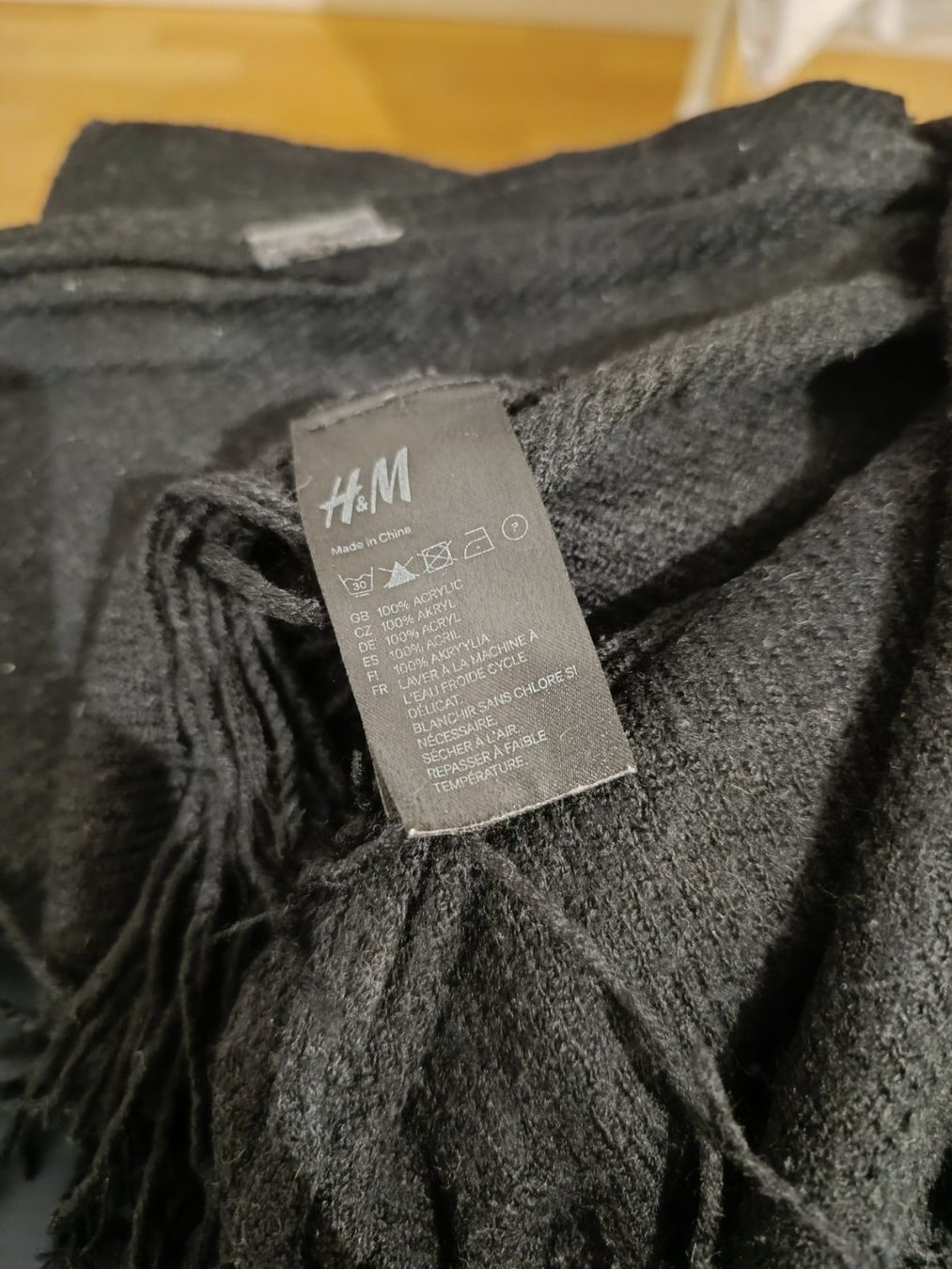 H&M Foulard & Sciarpe: Schwarzer Winter Schal mit Fransen – Usato da Dübendorf venduto da phoebe013 1