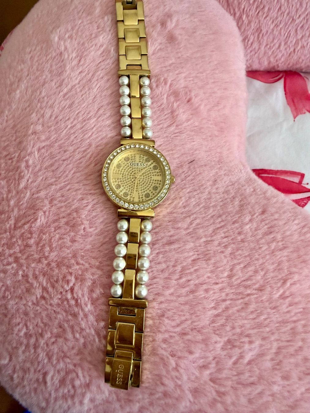 Guess Uhren: Guess Damenuhr goldfarben mit Perlen – Gebraucht aus Winterthur von spaccafunnu86 1