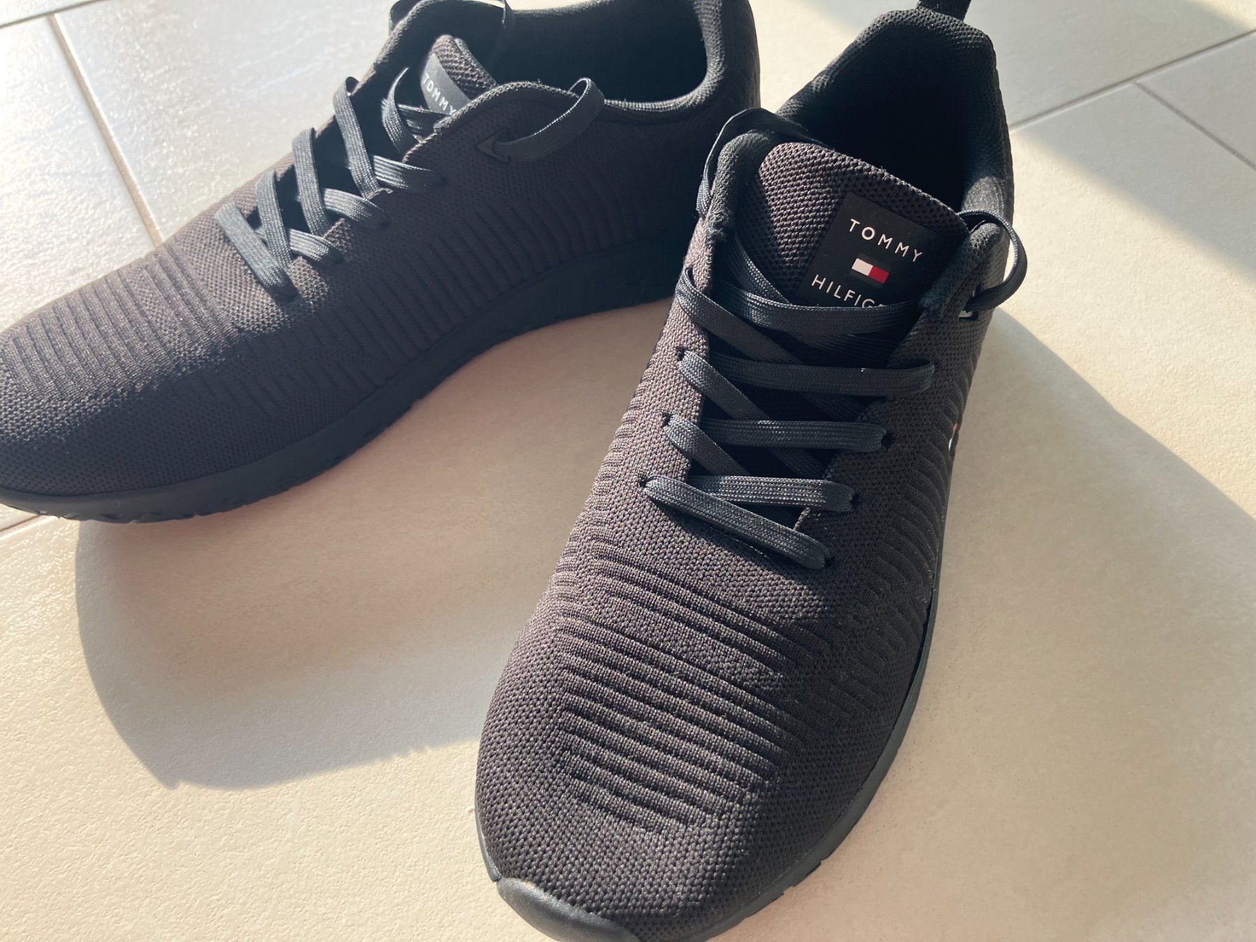 Tommy Hilfiger Scarpe da uomo: Schwarze Tommy Hilfiger Sneaker EUR 45 – Nuovo (secondo la descrizione) da Haag (Rheintal) venduto da lemsam 3