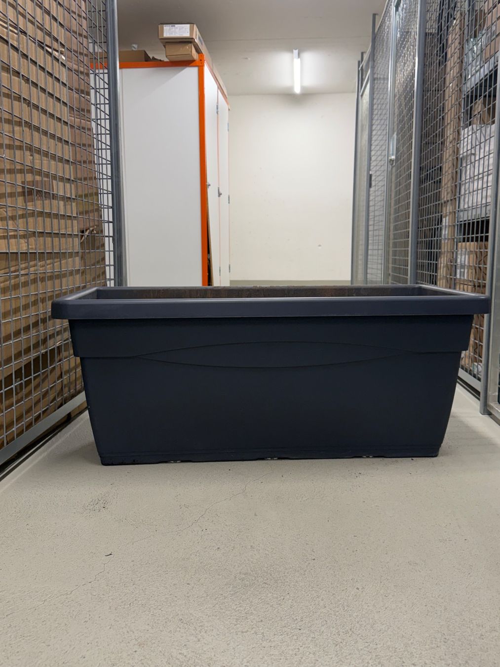 Coop Vasi per fiori: Schwarzer Pflanztrog, Balkontrog, Gartentrog, neuwertig! – Usato da Männedorf venduto da Yana1989