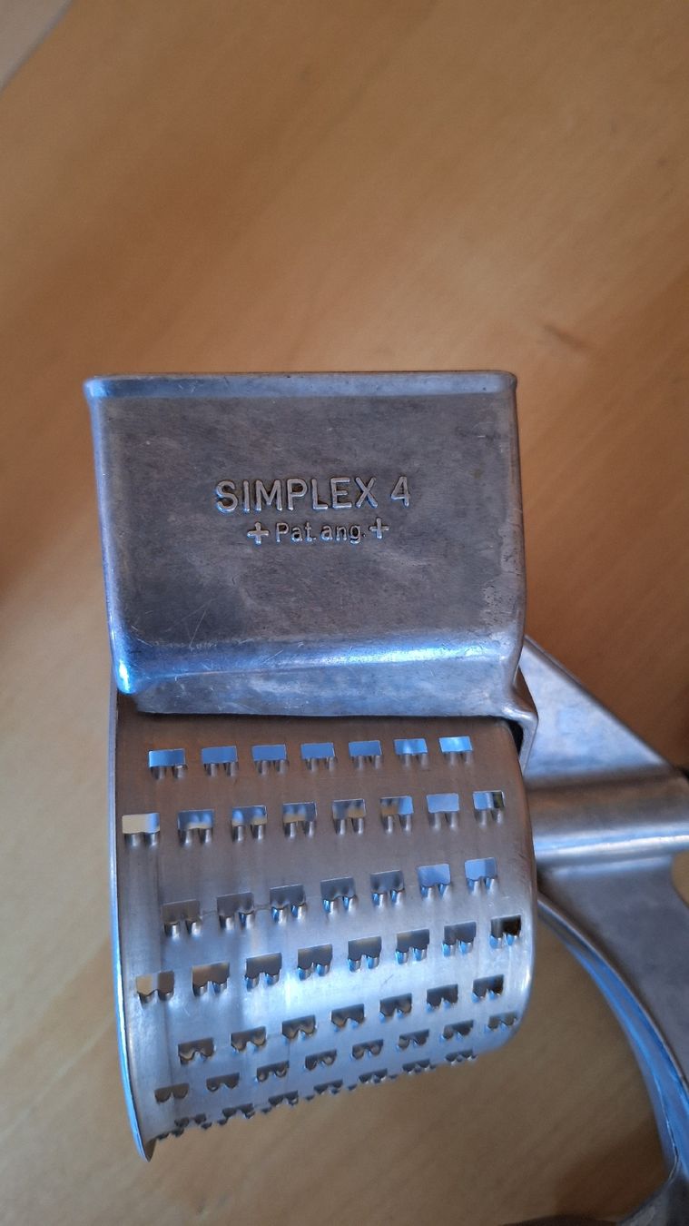 Elettrodomestici da cucina: 1 Käsereibe antik Simplex 4  – Usato da Bönigen venduto da saft195619 2