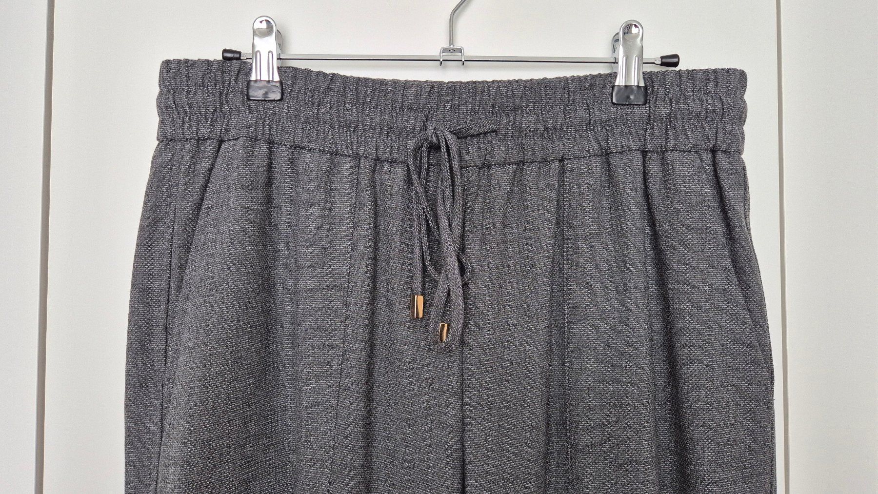 Zara Pantaloni: ZARA Stretch-Joggpants, grau, M – Nuovo (secondo la descrizione) da Münchenstein venduto da Trinity 1
