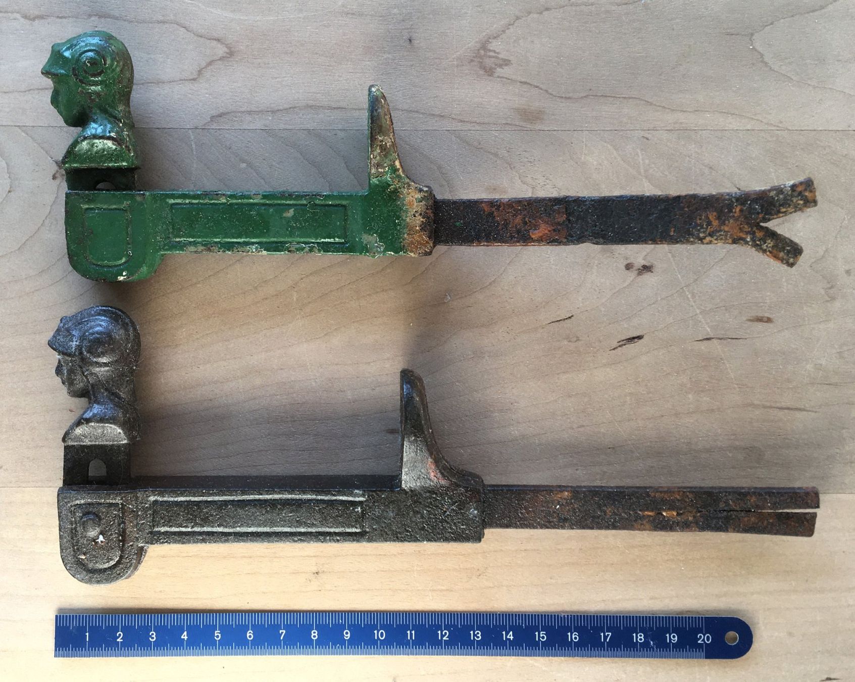 Ferramenta: 2 Fensterladenhalter, Mannskopf mit Helm, antik – Usato da Füllinsdorf venduto da Bubnik 1