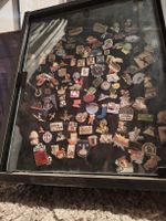 kleine Vitrine gefüllt mit Pins 
