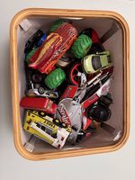 Kiste mit Spielzeugautos