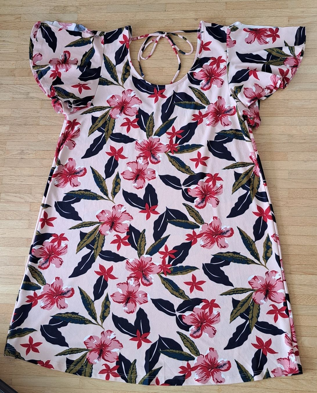 Robes: Robe fleurie style tropical – Neuf (Voir description) à Le Mont-sur-Lausanne par olatiu