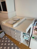 Wickelkommode weiss mit 4 Schubladen und offenen Fächern