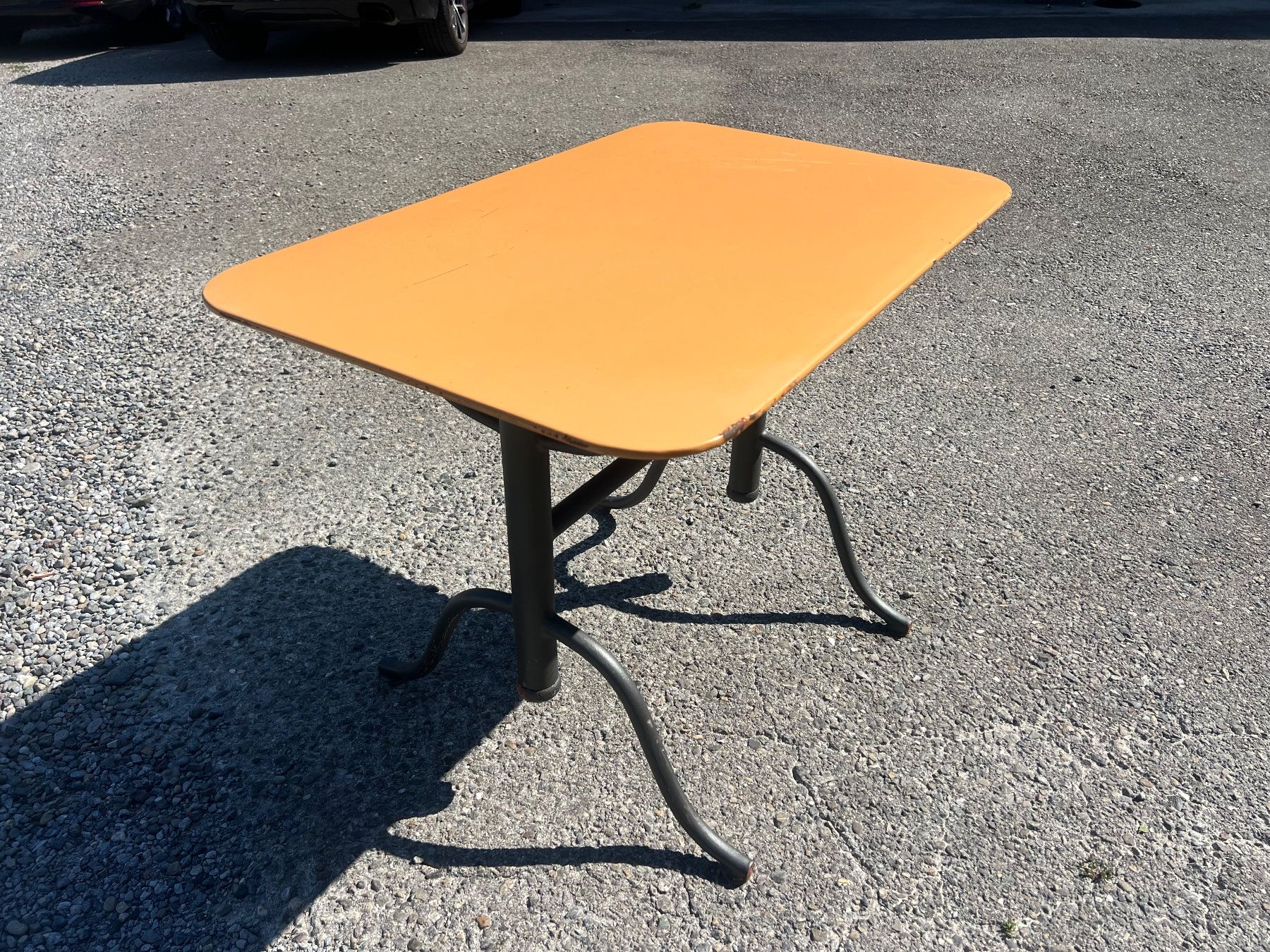 Tables: Gartentisch / Blechtisch in Orange – D'occasion à Otelfingen par Yossi-68 3