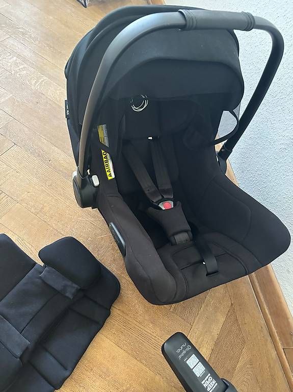 Seggiolini per auto: Bugaboo Turtle Air by Nuna + base ISOFIX + adaptateurs Bee – Usato da Cully venduto da Sorayahh 4