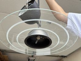 Elegante Hängelampe mit Glasplatte - mit 3 Spotlampen