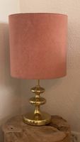 Vintage Tischlampe, goldfarben mit rosa -Kirsch Samt Schirm.