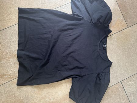 T-shirt noir à manches bouffantes C&A, taille L, neuf! (51)