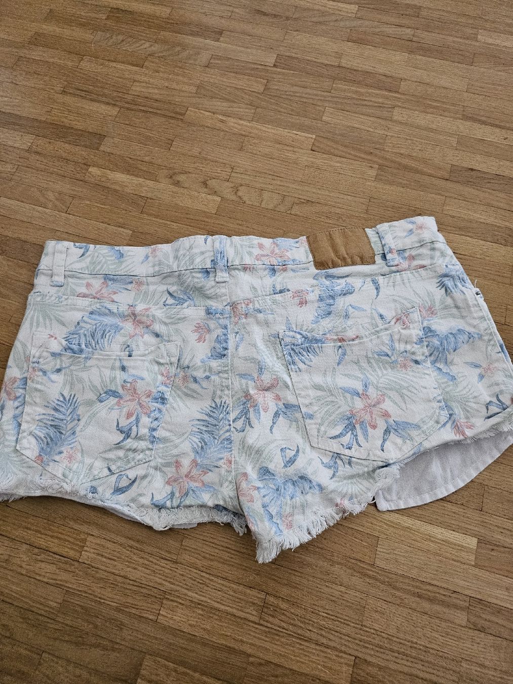 Pantaloni: Très joli short – Nuovo (secondo la descrizione) da La Tour-de-Peilz venduto da mar_2r26 2