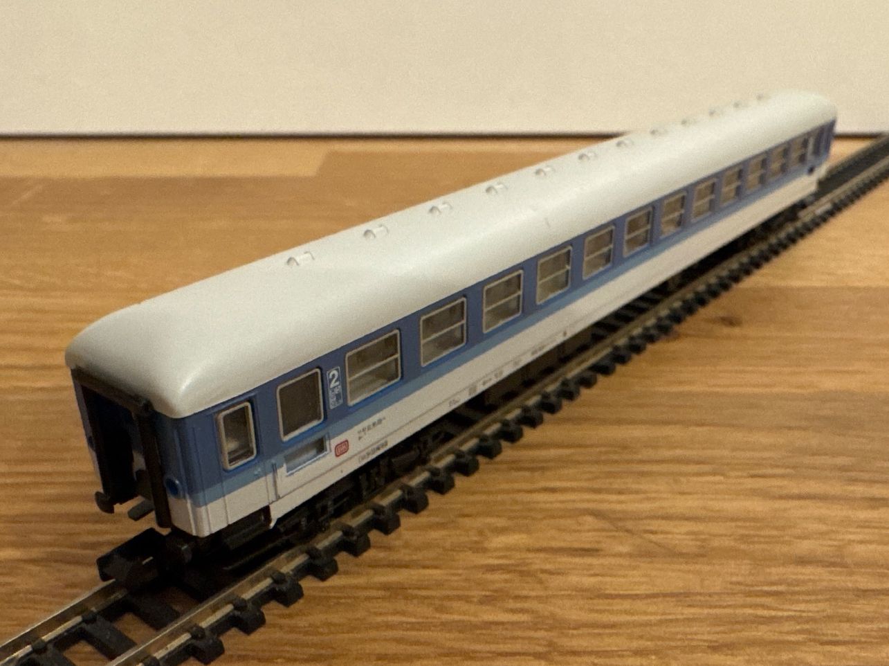 Arnold Modelleisenbahnen: Arnold 3824 DB Personenwagen 2. Klasse – Neu (gemäss Beschreibung) aus Schlierbach von Look8 2