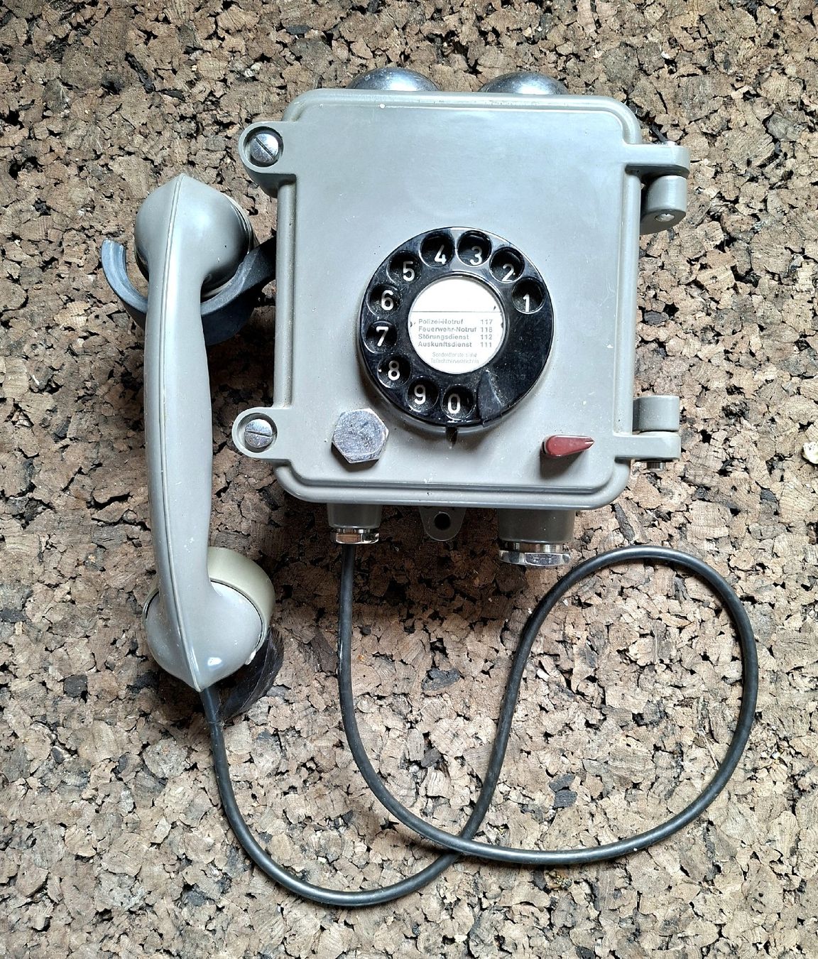 Telefoni: Robustes Wandtelefon mit Wählscheibe, grau – Usato da hefenhofen venduto da mauriz