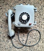 Robustes Wandtelefon mit Wählscheibe, grau