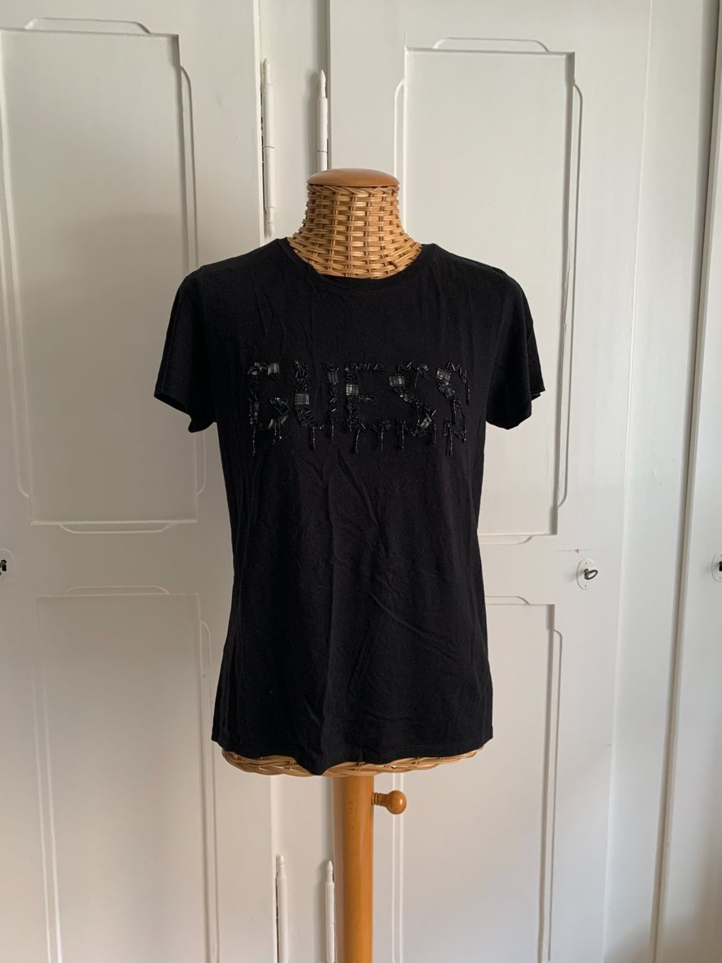 Guess T-Shirts: GUESS - T-Shirt schwarz XS – Gebraucht aus Zürich von Diazaio