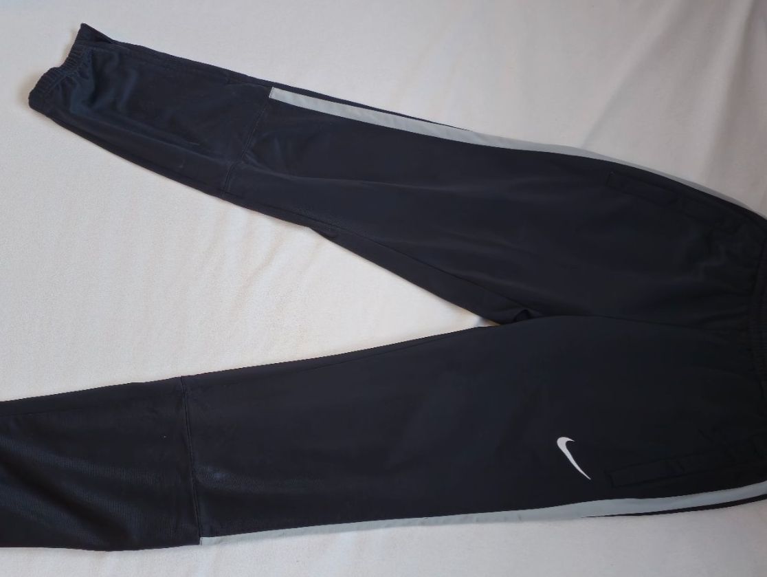 Nike Pantaloni: Nike Trainingshose schwarz, Grösse S – Usato da Niederglatt ZH venduto da 04iboT