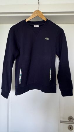Joli pull bleu marine Lacoste