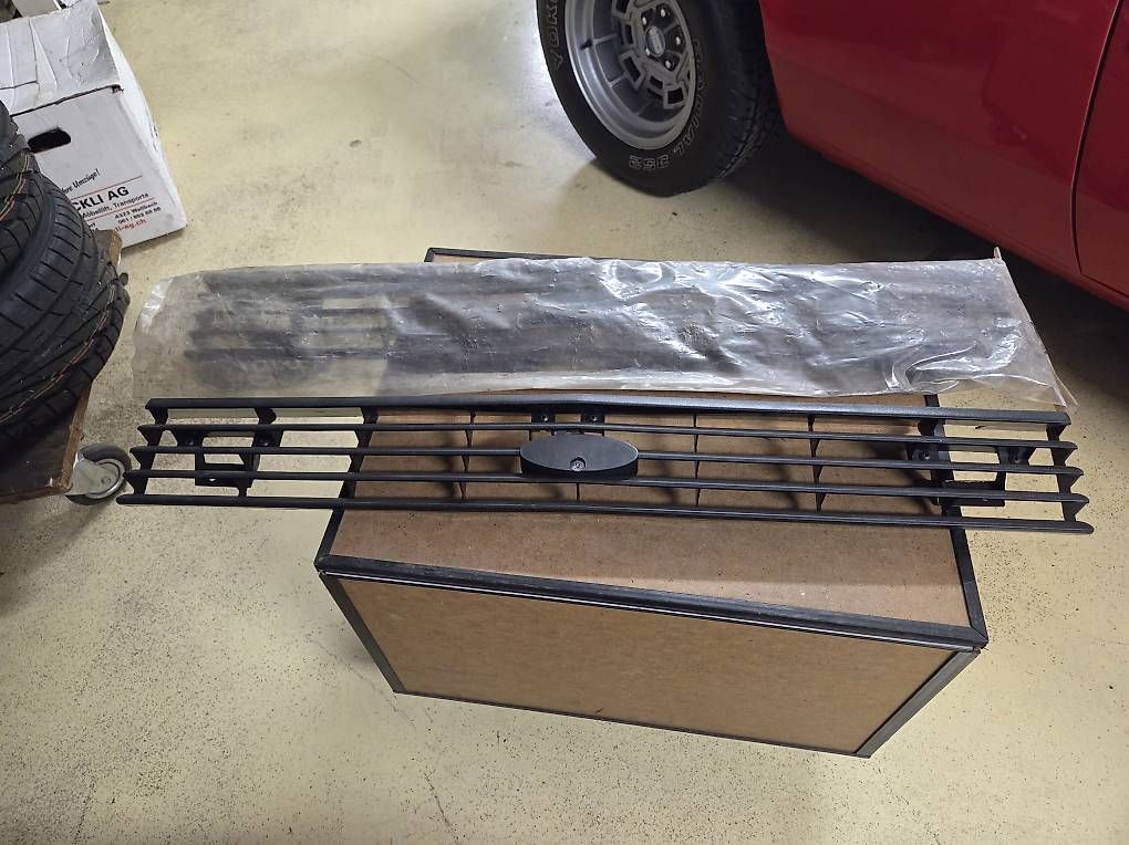 Tutti pezzi di ricambio auto: 2 x Ford Granada Kühlergrill " neu "  – Usato da Matzingen venduto da AMY-007 2
