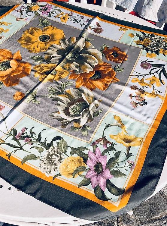 Foulard & Sciarpe: Wunderschöner Seidenfoulard, Olive/beige mit bunten Blumen – Usato da Herrliberg venduto da els_r8qb 2