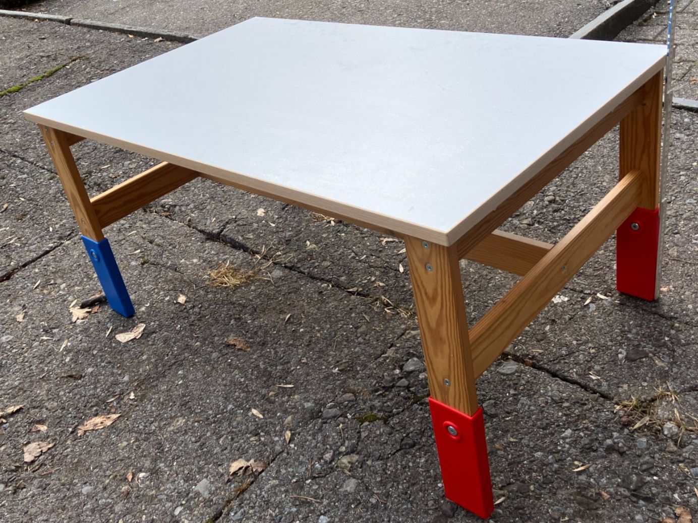 Tavoli: Kindertisch aus Holz – Usato da Sattel venduto da Pinggi7