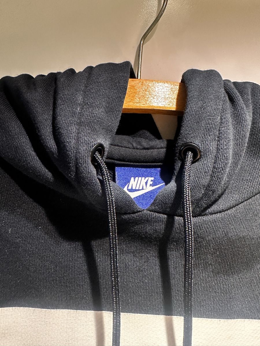 Nike Pullover & Sweatshirts: Nike Kapuzenpullover schwarz cropped – Gebraucht aus Zürich von Mira_sells 1