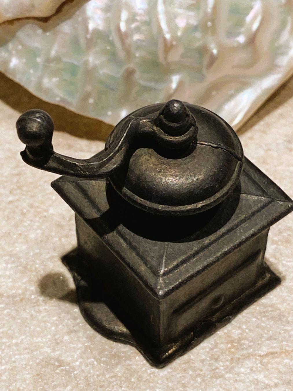 Figuren: Vintage Bronze Messing Kaffeemühle Figur – Gebraucht aus Allschwil von Rosenfee 1