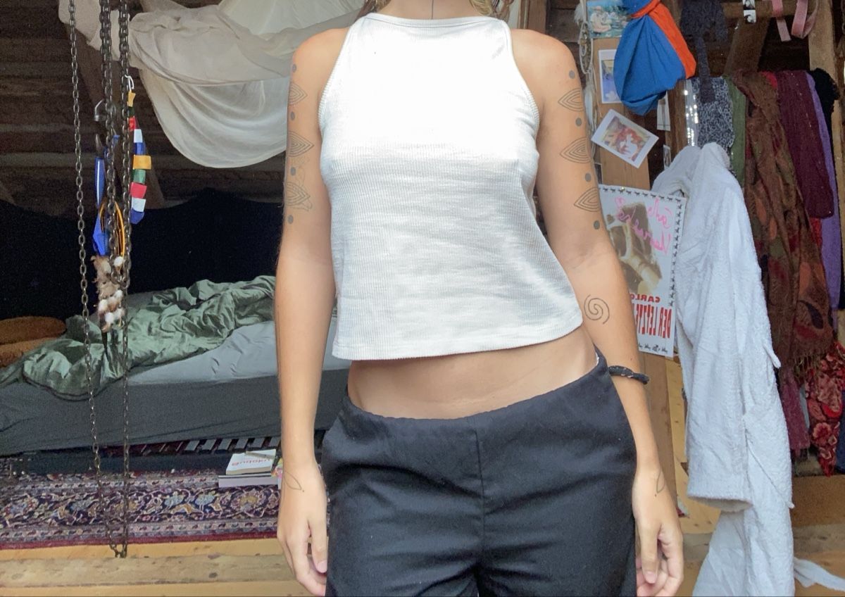 Tops: Weisses Basic, top mit coolem Schnitt – D'occasion à Rehetobel par Jahbleh