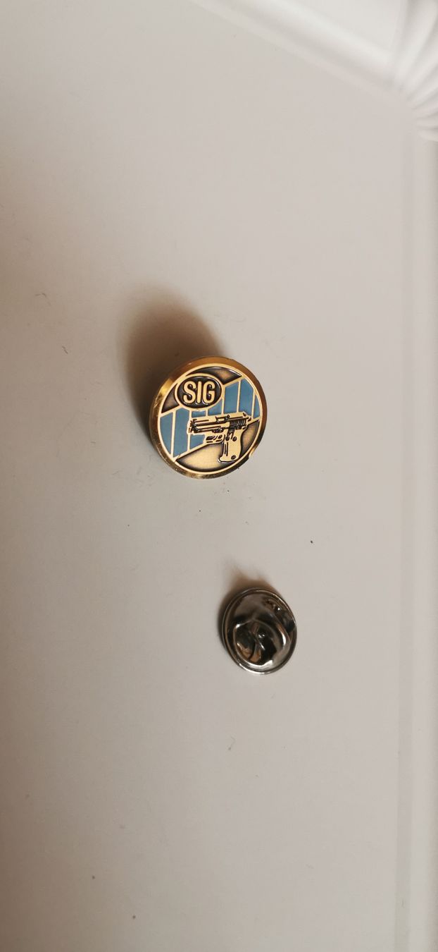 Plaquettes & Badges: Pin SIG pistolet  – D'occasion à Genève par vins50