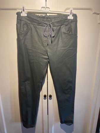 Damenhose-Olivegrün-Lederoptik