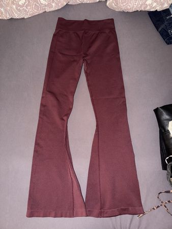 Dunkelrote Stoffhose mit Schlag, Grösse S - Herbst Sale!