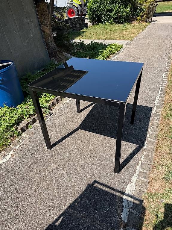 Tavoli: Table en verre noir 80x80x76 – Usato da le locle venduto da caryl