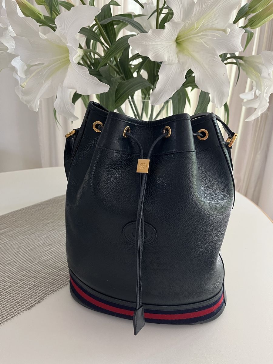 Gucci Borse: Gucci Vintage Navy Bucket Bag – Usato da Männedorf venduto da Helenanne