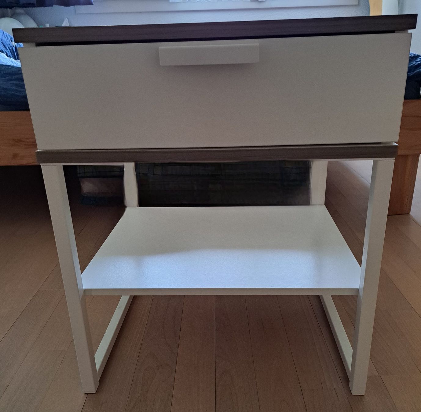 Ikea Nachttische: Eleganter weisser Nachttisch mit Schublade – Gebraucht aus Pfäffikon ZH von ser_yd5m 3