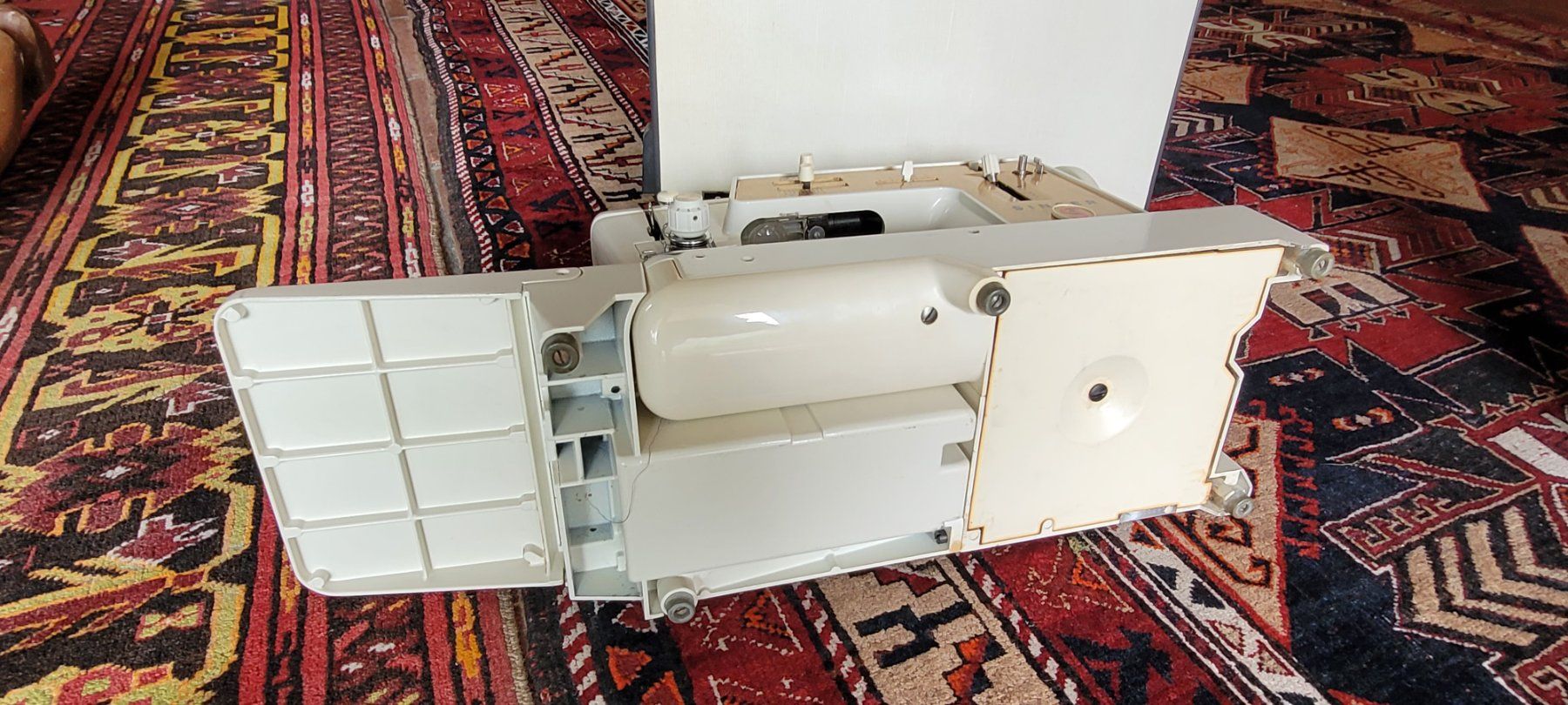 Singer Macchine da cucire: Machine à coudre Singer Golden Panoramic 670 G 30 complète – Usato da Le Landeron venduto da pat_5ygm 3