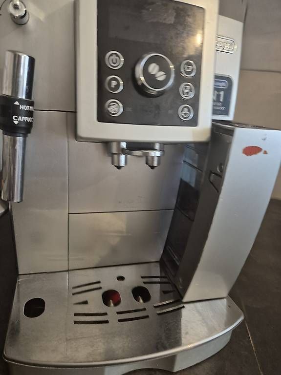 De'Longhi Kaffeemaschinen & Espressomaschinen: DeLonghi Kaffeevollautomat mit Milchaufschäumer – Gebraucht aus Basel von buk_ppp8