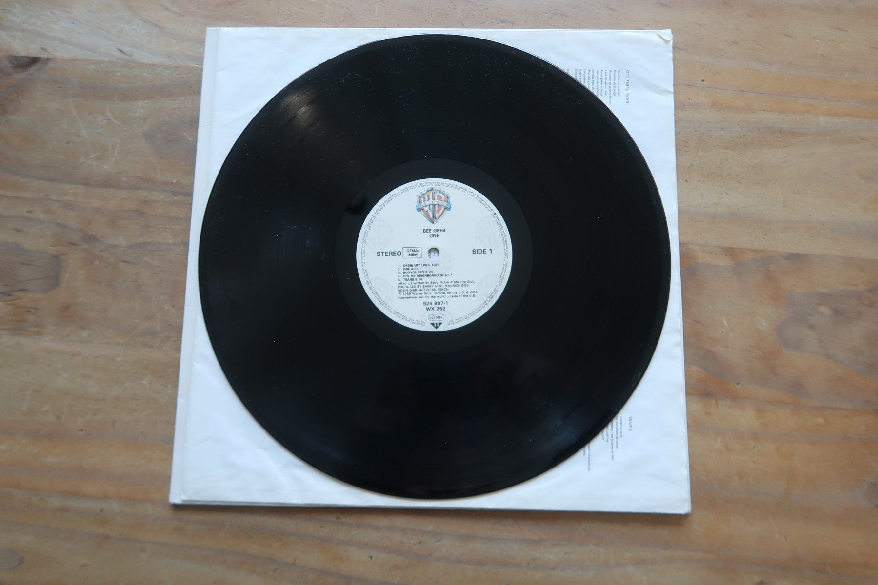 Dischi in vinile: BEE GEES - ONE - mit ORDINARY LIVES - VINYL LP – Usato da Basel venduto da Patiscat 3