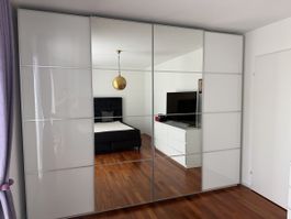 Schwebetürenschrank weiss Spiegel Fronten Länge 300cm 