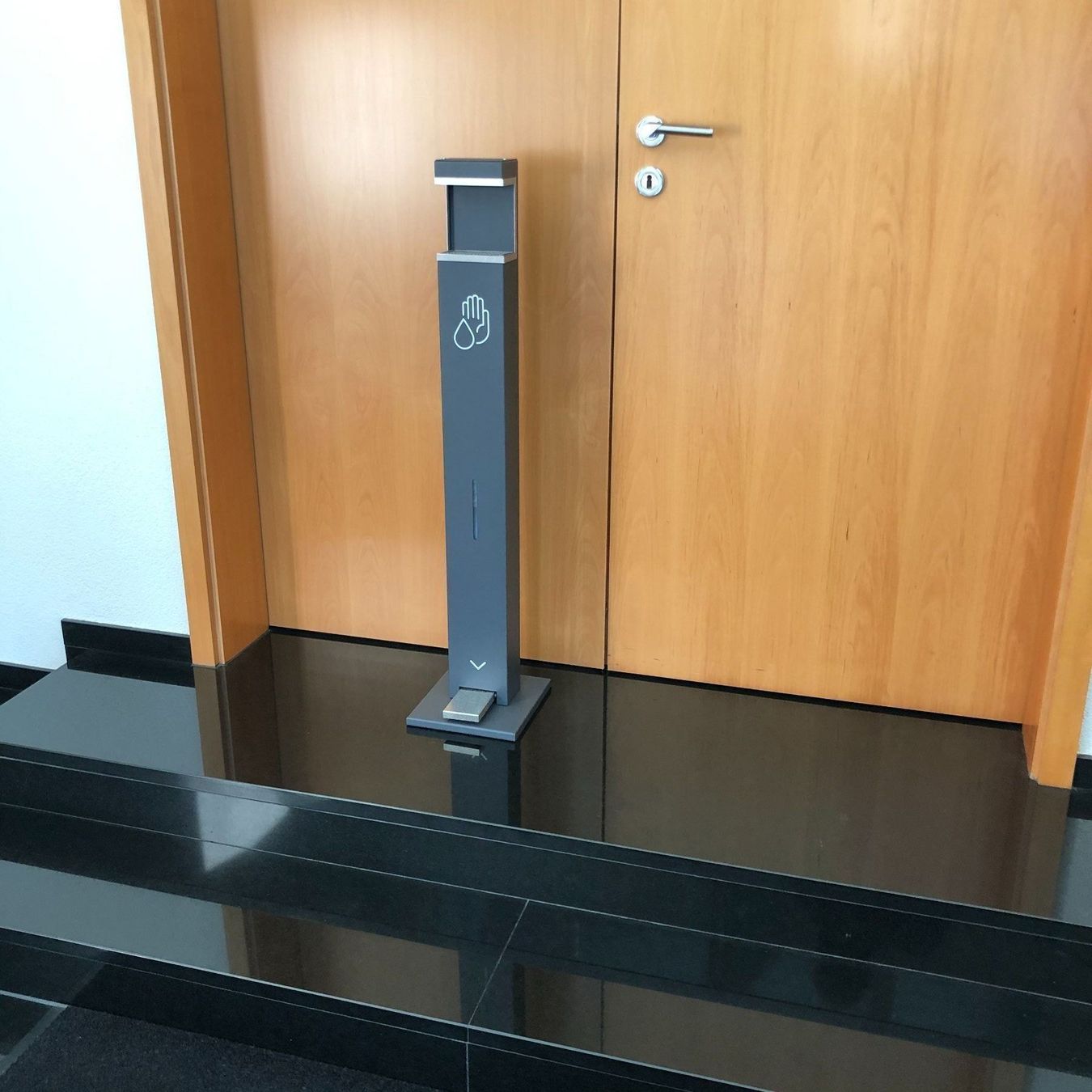 Ladenausstattungen & Messebau: Mobile Desinfektionssäule mit Fusspedal – Neu und originalverpackt aus Muttenz von mlegge66 9