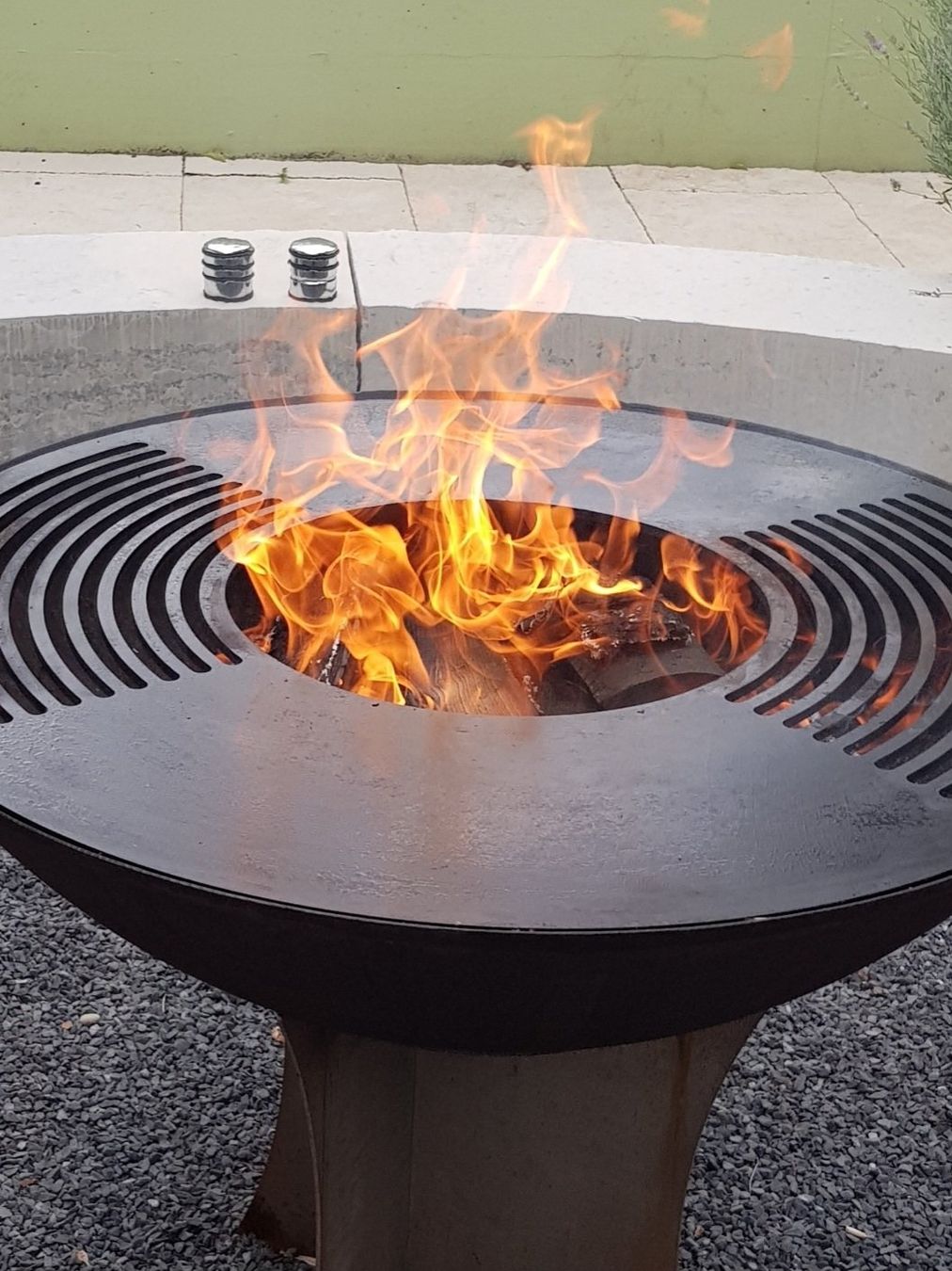 Cheminée d'extérieur: Feuerschale mit Aluminium Abdeckung . – D'occasion à Basel par Meggesflomi 1