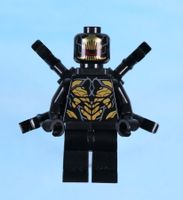 LEGO Minifigur Outrider - Extended Arms, Torso with Long Dar