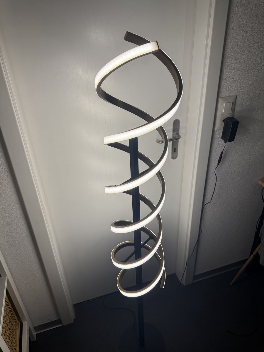 Lampes: LED Stehlampe (Twister) – D'occasion à Aarau par bruegglifeld_ole