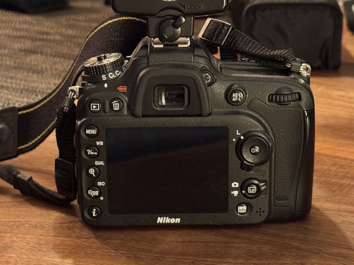 Nikon Fotocamera: Nikon D7200 mit Speedlight SB-800 und Objektiv – Usato da Baar venduto da Freethy 5
