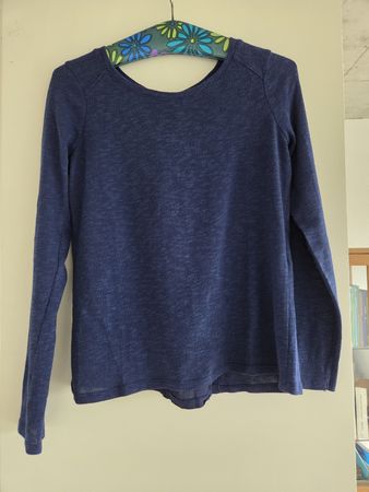 Schickes dunkelblaues Langarmshirt mit Schleife hinten Gr. S