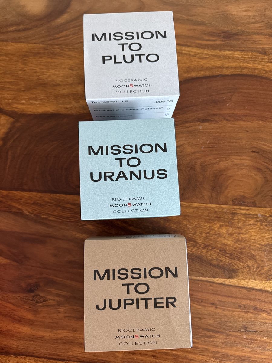 Swatch Orologi: 3 Swatch Moonswatch. Brand New: Jupiter, Pluto & Uranus – Nuovo e nell'imballaggio originale da Brugg AG venduto da Winter789